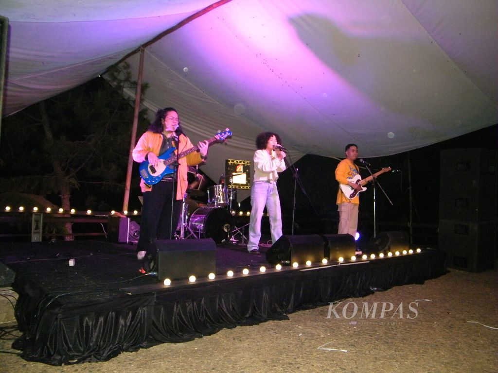 Band asal Jakarta, Rimba, beraksi di sela RRRec Fest in the Valley 2023 di Sukabumi, Jawa Barat, Sabtu (7/10/2023).