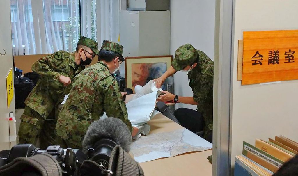 Anggota Pasukan Bela Diri Jepang bekerja menyusul laporan peluncuran rudal oleh Korea Utara di sebuah ruang pertemuan di kantor Pemerintah Hokkaido di Sapporo, Jepang bagian utara, 4 Oktober 2022. 