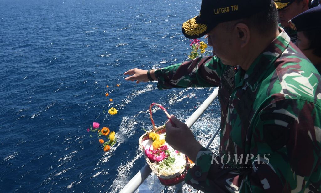 Kepala Staf TNI Angkatan Udara Marsekal TNI Fadjar Prasetyo menaburkan bunga untuk awak KR Nanggala dari atas KRI dr Radjiman Wedyodiningrat -992 saat berlangsung Operasi Laut Gabungan Pada Latihan Gabungan TNI di Perairan Laut Jawa, Situbondo, Senin (31/7/2023). 