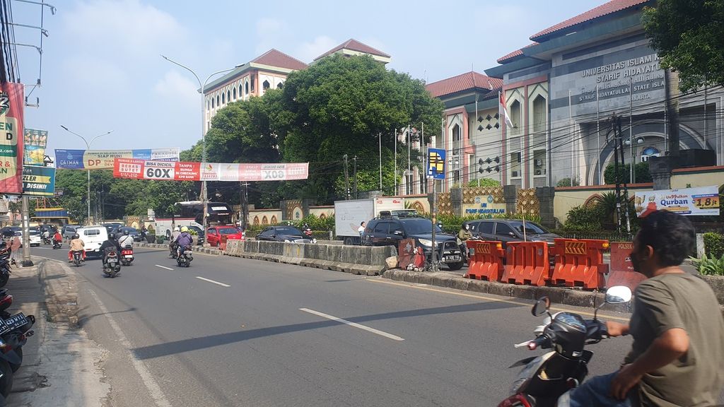 Kemacetan tetap terjadi di Jalan Ir Juanda, Ciputat, Tangerang Selatan, Senin (26/6/2023) pagi, meskipun titik putar balik atau <i>u-turn</i> di depan Kampus UIN Jakarta sudah ditutup oleh Dinas Perhubungan Tangerang Selatan. 