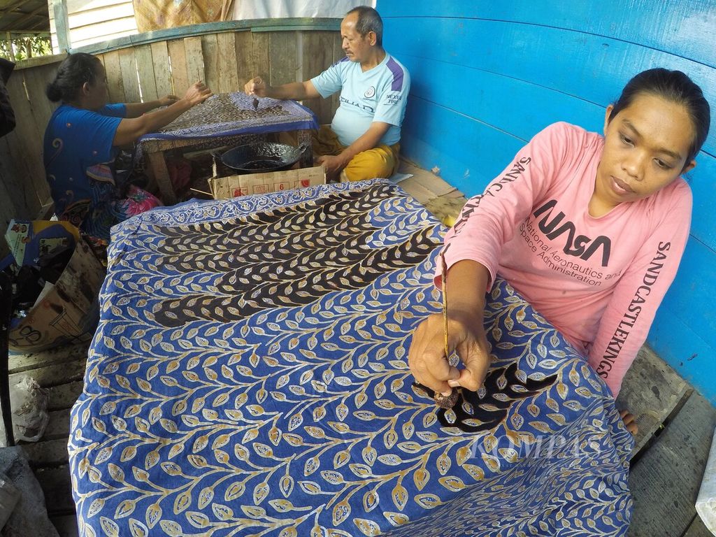 A female craftswoman (right) stamps motifs on sheets of cloth at the Batik Diana Jambi handicraft business, Tuesday (10/1/2023). Batik businesses that all grew in the Seberang Kota Jambi area are now expanding to various surrounding areas.