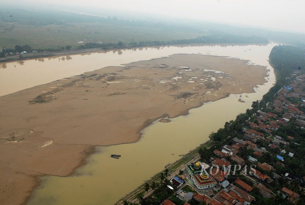 Sedimentasi Sungai Batanghari kian parah akibat pembukaan hutan pada hulu daerah aliran sungai itu. Pemulihan ekosistem DAS dan normalisasi sungai diperlukan demi mengantisipasi ancaman banjir pada musim hujan ini. Tampak salah satu titik sedimentasi di Kabupaten Batanghari, Jambi, Sabtu (2/11/2019).