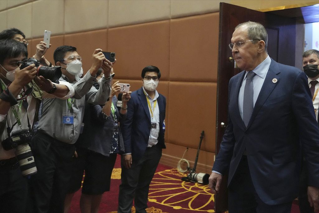 Wartawan memotret kedatangan Menteri Luar Negeri Rusia Sergey Lavrov (kanan) pada pertemuan Forum Regional ASEAN (ARF) Ke-29 dalam rangkaian Pertemuan Para Menlu ASEAN (AMM) di Phnom Penh, Kamboja, Jumat (5/8/2022). 