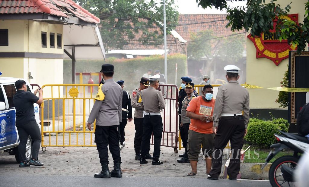 Suasana pascaledakan di Markas Detasemen Gegana Satuan Brimob Polda Jawa Timur di Jalan Gresik, Surabaya, Senin (4/3/2024). Sumber ledakan berasal dari sejumlah bahan peledak yang ditemukan di tengah permukiman masyarakat, beberapa waktu lalu. 