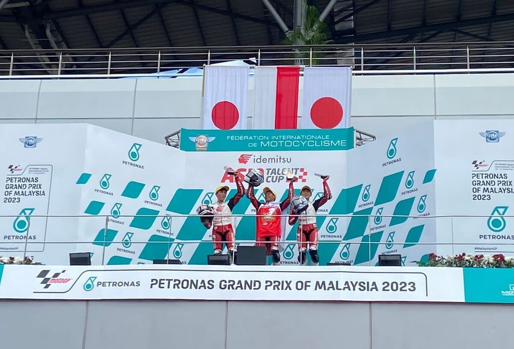 Pebalap muda Indonesia, Vega Ega Pratama (tengah), memenangi balapan kedua Idemitsu Asia Talent Cup seri Malaysia di Sirkuit Internasional Sepang, Minggu (12/11/2023). Kemenangan ini memastikan pebalap binaan Astra Honda Motor itu menjuarai ATC. Veda merupakan pebalap pertama Indonesia yang menjuarai Asia Talent Cup.