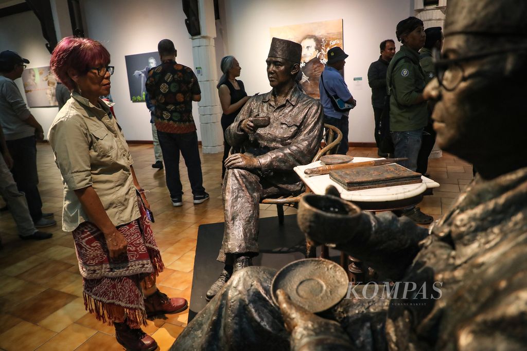 Visitors observed the artwork titled "Soekarno-Hatta (Midnight Dialogue)" by Bambang Winaryo in an exhibition of Indonesian art and coffee exploration, Road to Max Havelaar, at Bentara Budaya Jakarta on Thursday (5/10/2023). This exhibition, which runs from October 5 to 9, 2023, showcases the works of 14 artists.