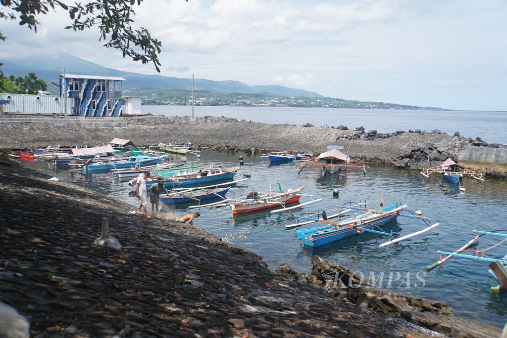 Perahu-perahu nelayan tradisional ditambatkan, Selasa (6/9/2022), di dermaga kawasan bisnis Megamas di tepi Teluk Manado, Sulawesi Utara.