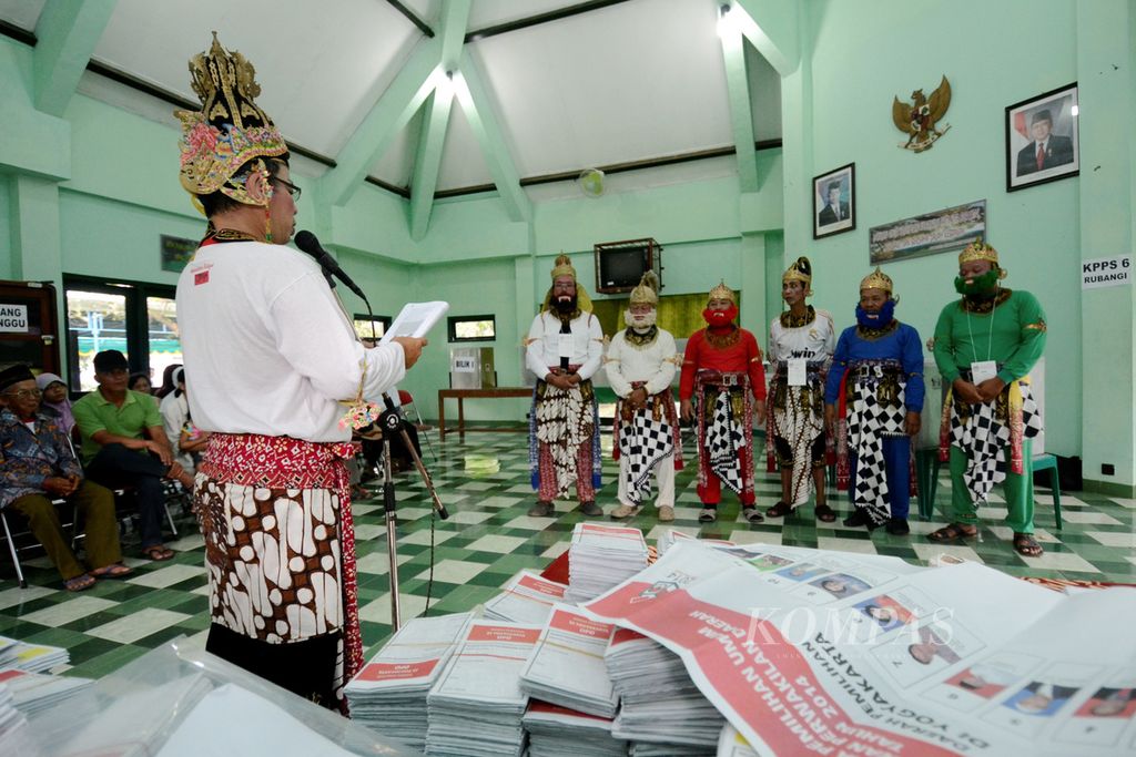 Petugas KPPS diambil sumpahnya di TPS 5 yang mengusung tema wayang di Panti Wredha Budhi Dharma, Kelurahan Giwangan, Umbulharjo, Yogyakarta, 9 April 2014. 