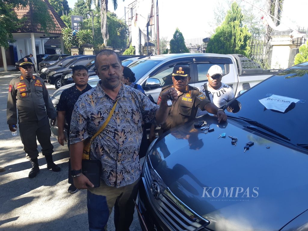 Ketua Satuan Tugas Koordinasi Supervisi Pencegahan Wilayah V Komisi Pemberantasan Korupsi Dian Patria menunjukkan sejumlah aset milik Pemerintah Provinsi Papua yang berhasil diselamatkan di Kota Jayapura, Sabtu (13/5/2023).