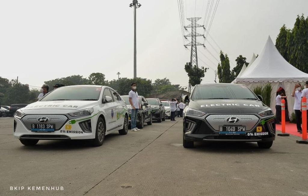 Sebelas mobil listrik diuji dalam perjalanan jauh Jakarta-Jambi. Perjalanan yang akan ditempuh selama dua ini dilepas oleh Menteri Perhubungan Budi Karya Sumadi di Jakarta, Senin (17/1/2022).