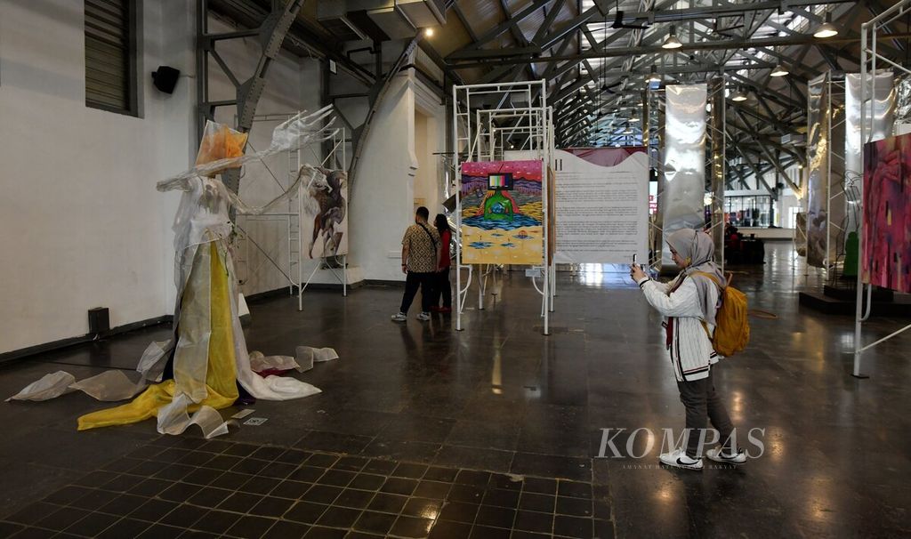 Sebanyak 78 perempuan perupa berpartisipasi dalam pameran seni rupa bertajuk Marwah yang digelar di Pos Bloc, Jakarta Pusat, Selasa (15/8/2023). 