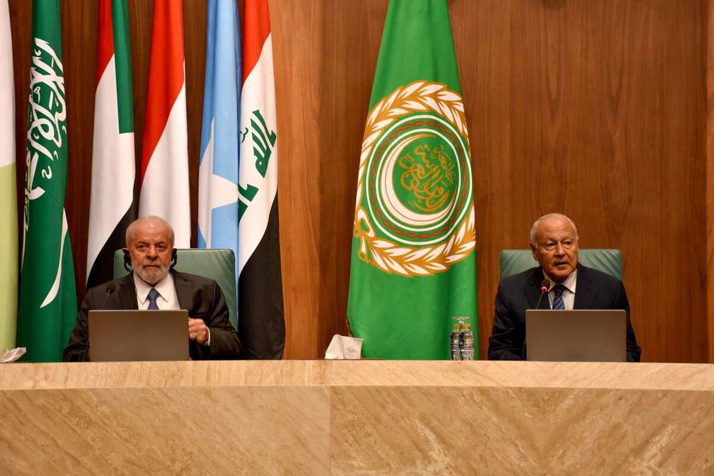 Presiden Brasil Luiz Inacio Lula da Silva (kiri) duduk di dekat Sekretaris Jenderal Liga Arab Ahmed Abul Gheit dalam pertemuan Liga Arab di Kairo, Mesir, guna membahas perang Hamas-Israel di Gaza. 