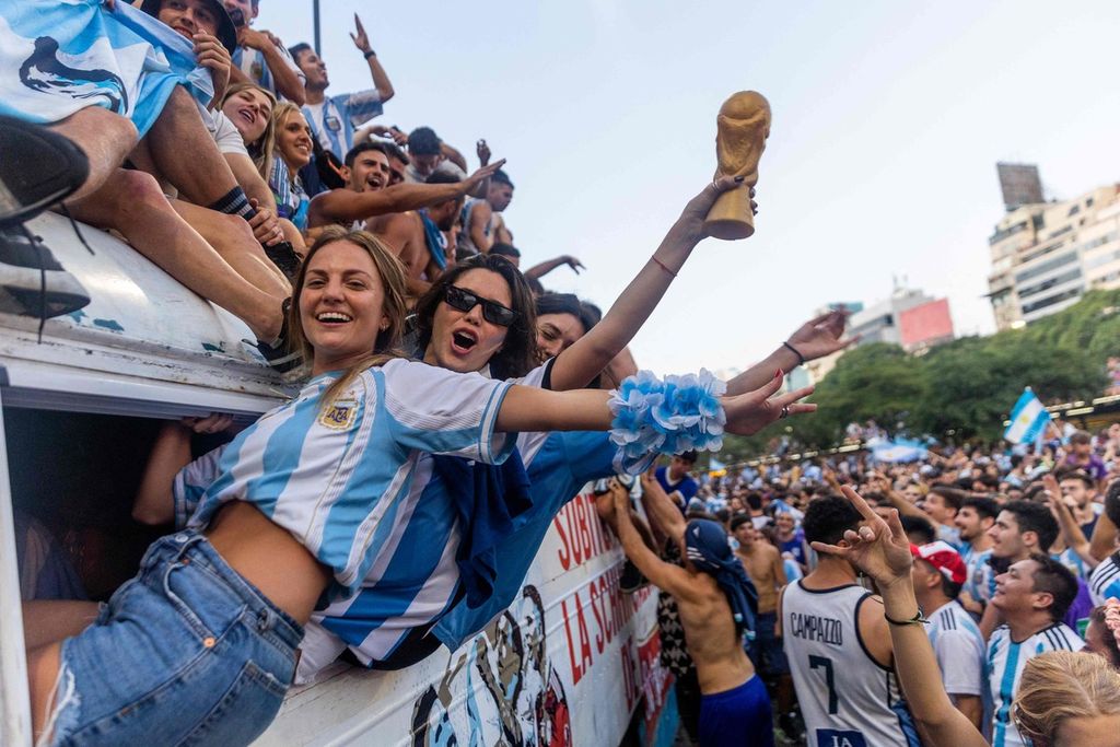 Pendukung Argentina di Obelisk jantung ibu kota Buenos Aires merayakan keberhasilan tim nasional juara Piala Dunia Qatar setelah menang atas Perancis di final Stadion Lusail, Doha, Minggu (18/12/2022).