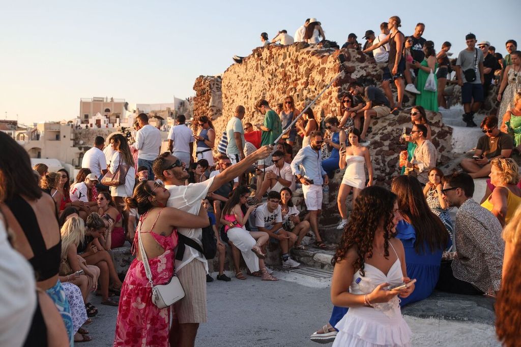 Wisatawan asing memadati Desa Oia di Pulau Santorini, Yunani, Sabtu (20/7/2024). 