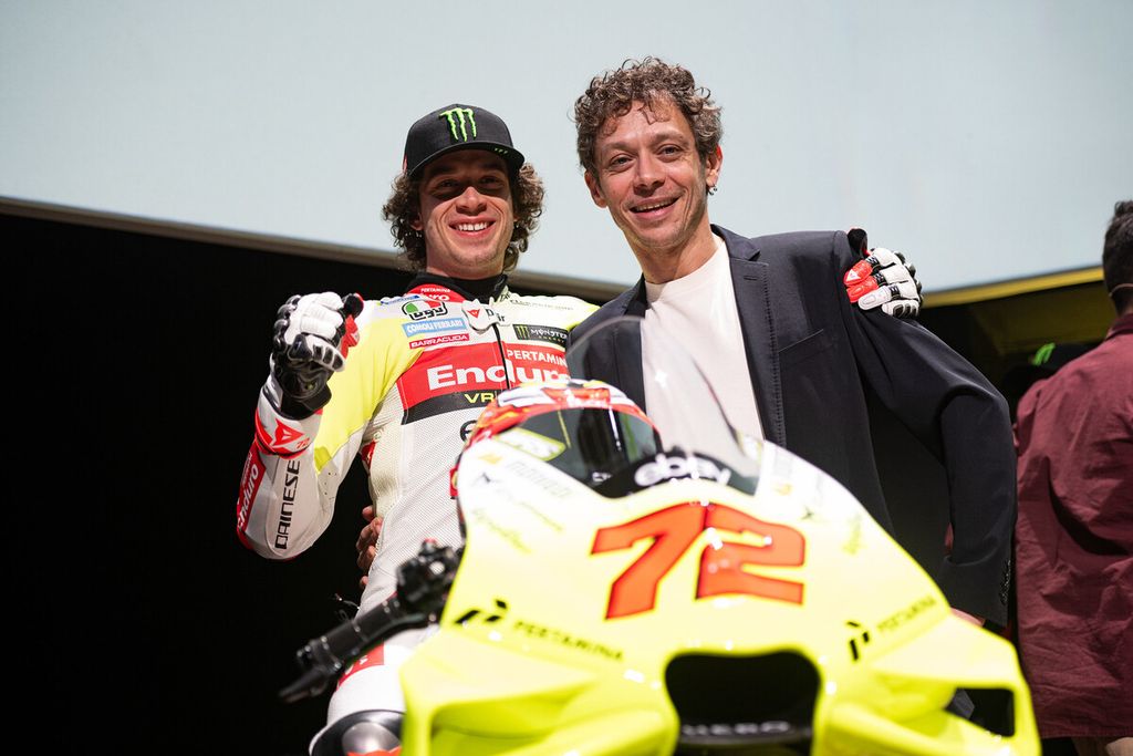 Valentino Rossi berfoto dengan Marco Bezzecchi dalam peluncuran tim Pertamina Enduro VR46 Racing untuk MotoGP 2024 di Riccione, Italia, Rabu (24/1/2024). VR46 bekerja sama dengan perusahaan Indonesia, Pertamina Lubricants, untuk musim 2024-2026.