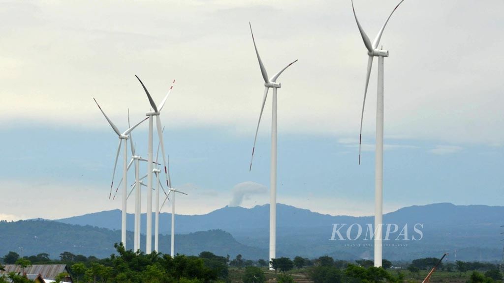 Kincir-kincir angin milik Pembangkit Listrik Tenaga Bayu (PLTB) Tolo-1 di Kabupaten Jeneponto, Sulawesi Selatan, Sabtu (2/2/2019).  