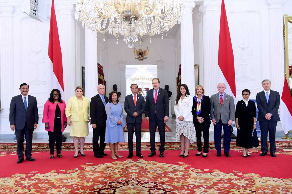 Presiden Joko Widodo berfoto seusai menerima kunjungan delapan anggota Kongres Amerika Serikat di Istana Merdeka, Jakarta, Rabu (3/5/2023).