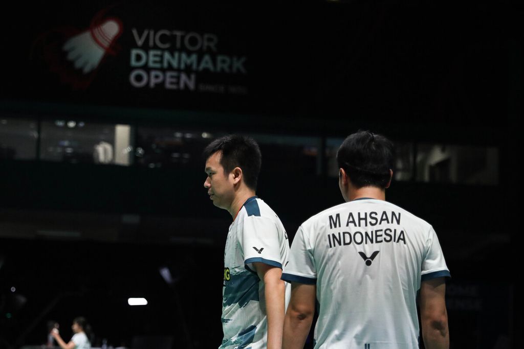 Hendra Setiawan/Mohammad Ahsan kalah dari Aaron Chia/Soh Wooi Yik (Malaysia) pada babak kedua Denmark Terbuka. Di Jyske Arena, Odense, Denmark, Kamis (19/10/2023), Hendra/Ahsan kalah dengan skor 21-16, 5-21, 15-21.