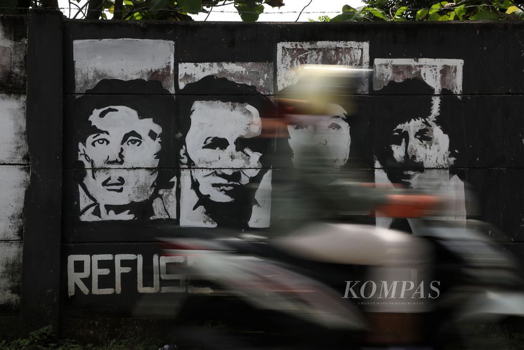 Mural sejumlah tokoh yang wafat karena memperjuangan hak-hak buruh, hak asasi manusia, dan hak warga negara pada zaman orde baru seperti Marsinah dan Munir menghiasi tembok di Bojongsari, Depok, Jawa Barat, Minggu (14/3/2021).