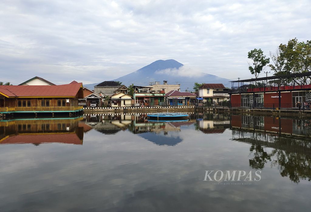 Suasana Gunung Dempo yang merupakan puncak tertinggi di Sumatera Selatan tampak dari Alun-Alun Kota Pagar Alam, Sumsel, Minggu (7/7/2024).