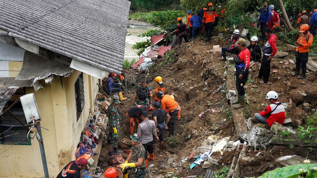 Para petugas SAR gabungan mencari korban yang masih tertimbun tanah longsor di Empang, Kota Bogor, Jawa Barat, Rabu (15/3/2023). 