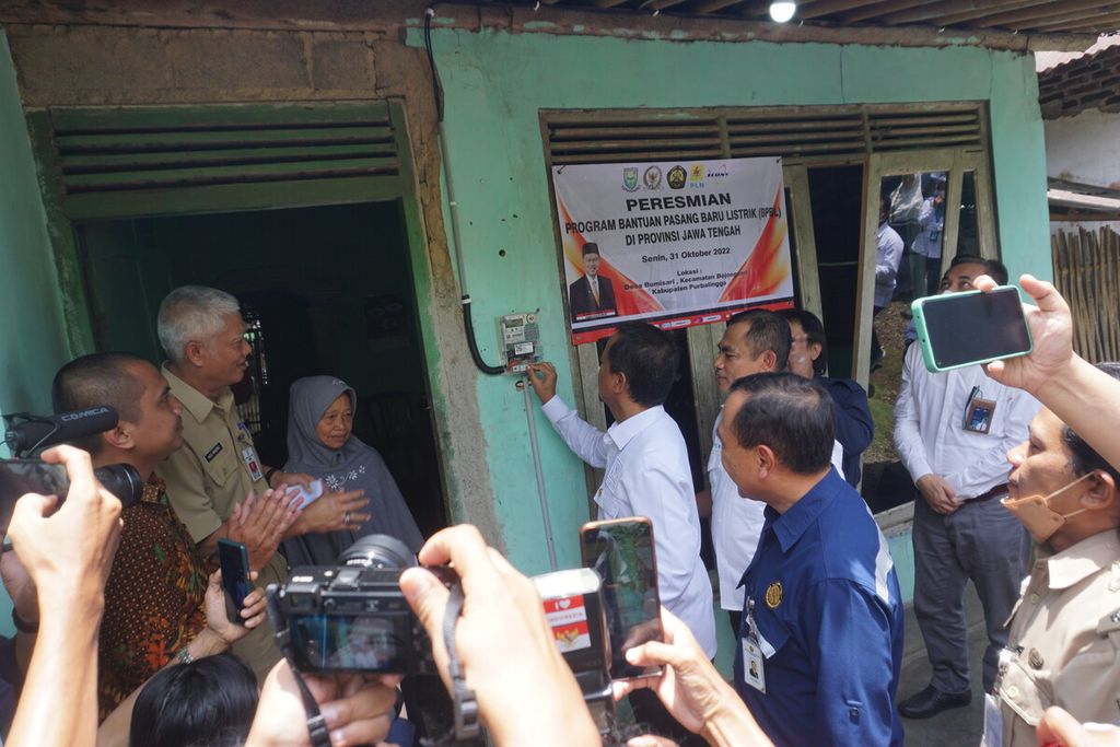 Sejumlah pejabat meresmikan Program Bantuan Pasang Baru Listrik (BPBL) 2022 di Desa Bumisari, Kecamatan Bojongsari, Purbalingga, Jawa Tengah, Senin (31/10/2022). Pada 2022 ini ditargetkan ada 80.000 rumah tangga tidak mampu yang jadi sasaran penerima bantuan program ini.