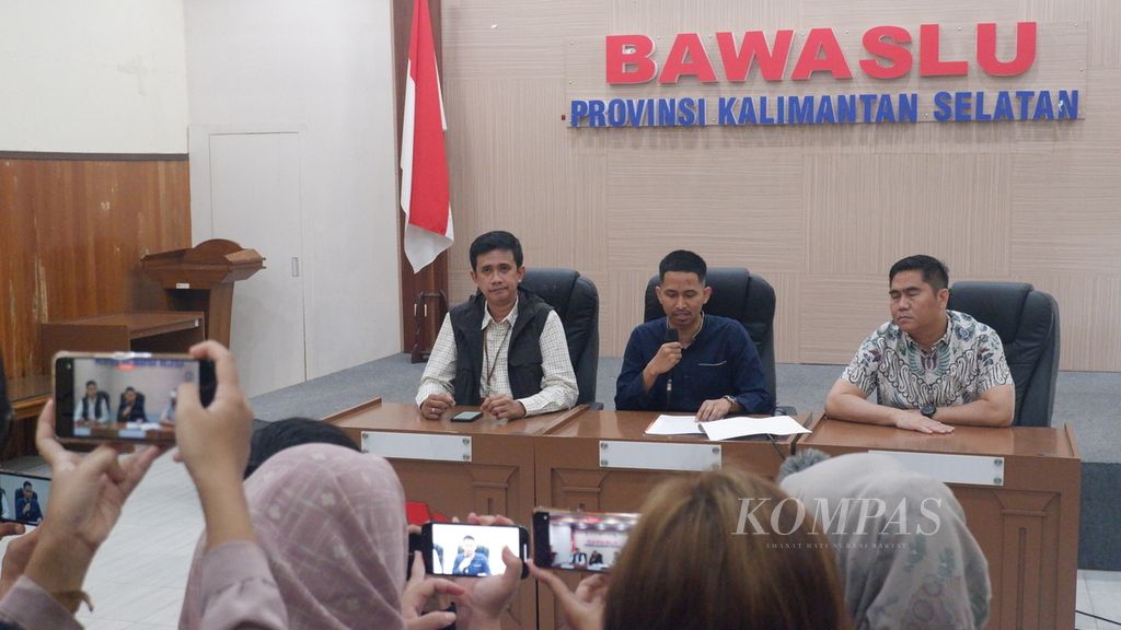 Koordinator Divisi Penanganan Pelanggaran, Data, dan Informasi Badan Pengawas Pemilu Kalimantan Selatan Muhammad Radini (tengah) menyampaikan keputusan Bawaslu Kalsel terkait pelanggaran netralitas aparatur sipil negara di Banjarmasin, Jumat (17/11/2023).