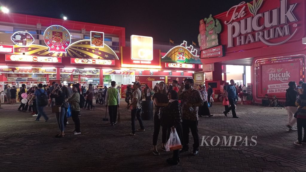 Suasana Jakarta Fair Kemayoran 2023 di Jakarta International Expo, Kemayoran, Jakarta Pusat, Rabu (14/6/2023) malam. Pameran ini berdampingan dengan ulang tahun ke-496 Jakarta yang jatuh pada 22 Juni nanti.