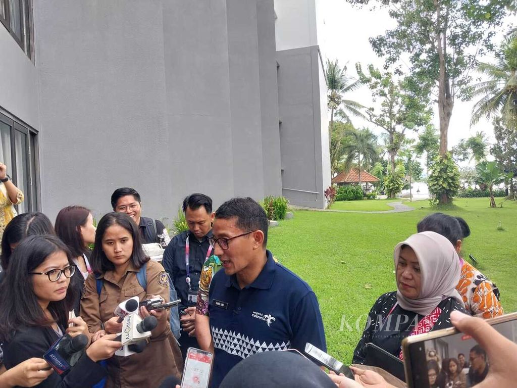 Menteri Pariwisata dan Ekonomi Kreatif Sandiaga S Uno saat menjawab pertanyaan wartawan di area Pusat Media Konferensi Tingkat Tinggi Ke-42 ASEAN di Labuan Bajo, Kabupaten Manggarai Barat, Provinsi Nusa Tenggara Timur, Rabu (10/5/2023).