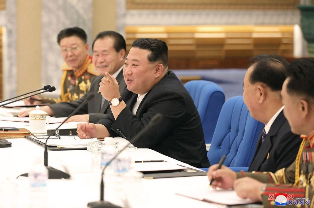 Dalam foto yang diambil, Selasa (21/6/2022), dan dirilis oleh kantor berita resmi Korean Central News Agency (KCNA) pada Rabu (22/6/2022) ini memperlihatkan Pemimpin Korea Utara Kim Jong Un (tengah) menghadiri Sidang Ketiga Komisi Militer Pusat VIII Partai Pekerja Korea (WPK) di Korea Utara. 