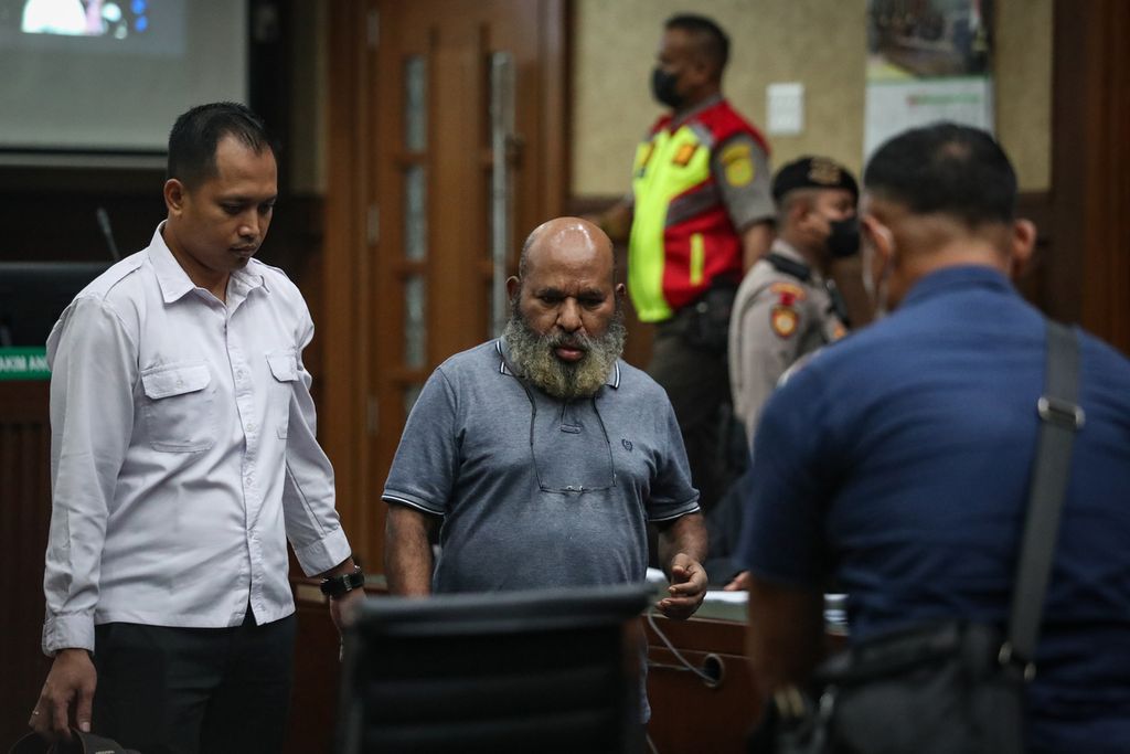 Terdakwa suap dan gratifikasi Lukas Enembe memasuki ruang sidang seusai izin ke toilet di Pengadilan Tindak Pidana Korupsi, Jakarta, Senin (19/6/2023). 