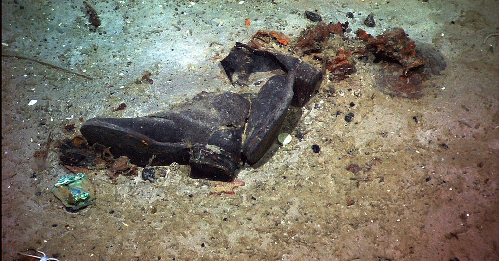 Gambar tahun 2004 yang disediakan Institut Eksplorasi dan Pusat Oseanografi Arkeologi Universitas Rhode Island dan Kantor Eksplorasi Laut Administrasi Kelautan dan Atmosfer Nasional ini menunjukkan sepatu dari salah satu kemungkinan korban Titanic. 