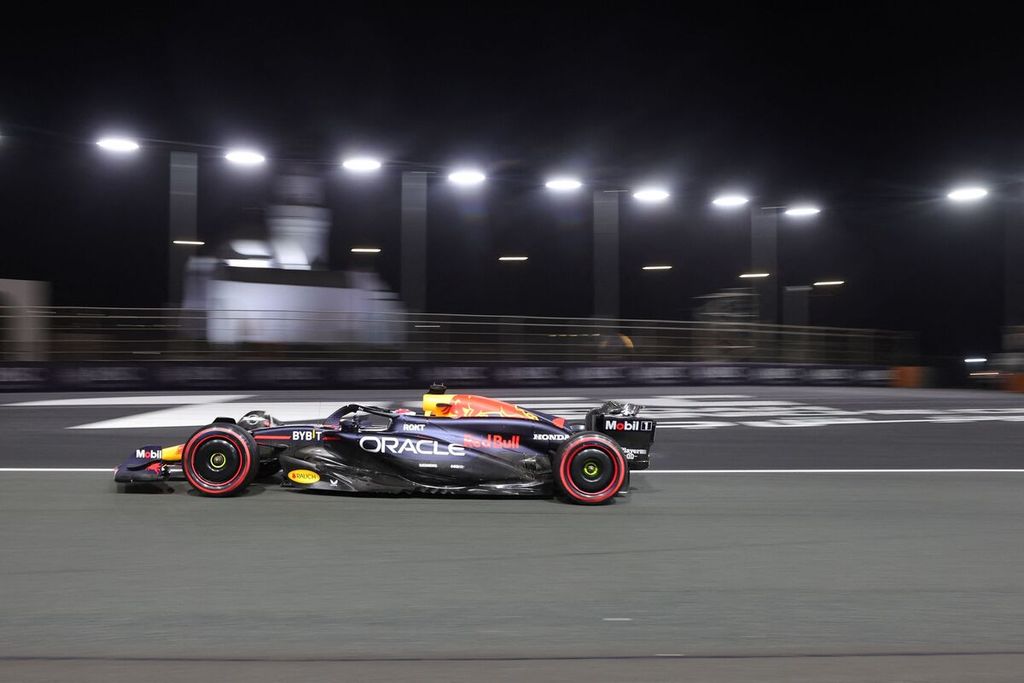 Pebalap tim Red Bull Racing, Max Verstappen, memacu mobilnya pada sesi latihan kedua F1 seri Arab Saudi di Sirkuit Jeddah Corniche, Jeddah, Kamis (7/3/2024).