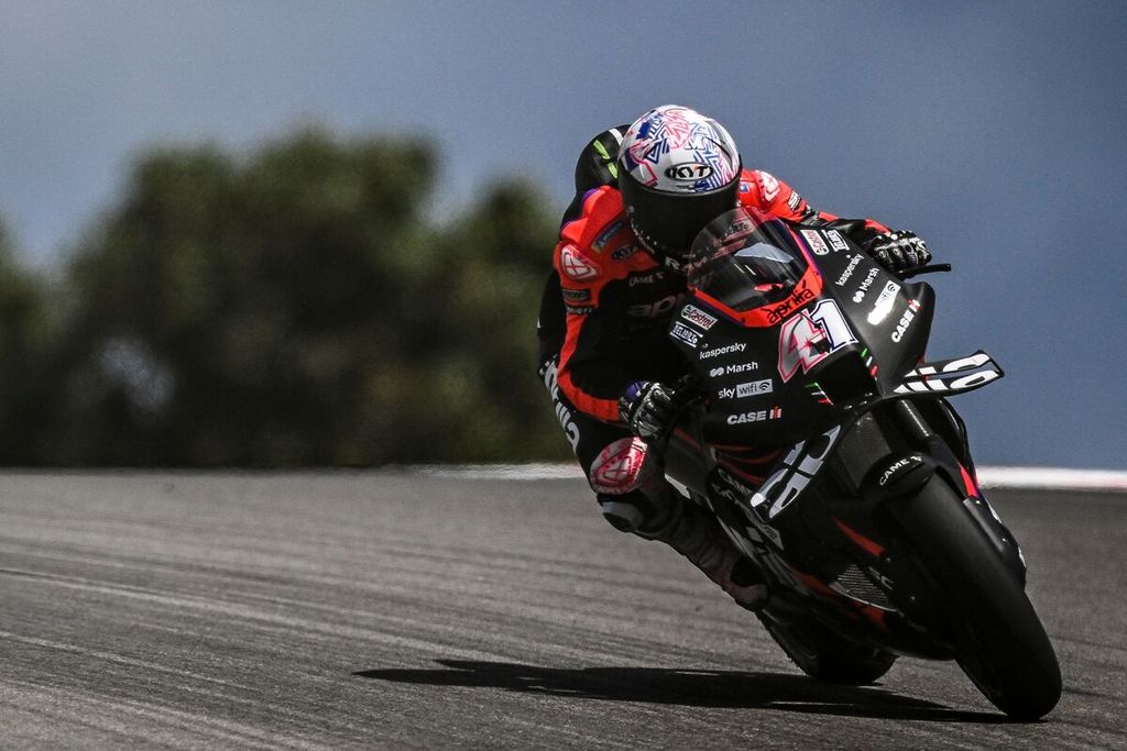 Pebalap Aprilia, Aleix Espargaro, beraksi pada sesi kualifikasi balapan MotoGP seri Portugal di Sirkuit Portimao, Algarve, Sabtu (23/4/2022). 