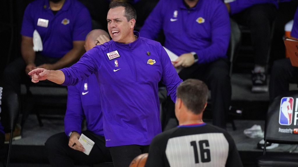 Pelatih LA Lakers Frank Vogel berdebat dengan wasit saat timnya menghadapi Miami Heat dalam laga final NBA musim 2019-2020 di AdventHealth Arena, Orlando, Amerika Serikat, Senin (12/10/2020) pagi WIB. Lakers menjadi juara NBA saat itu.