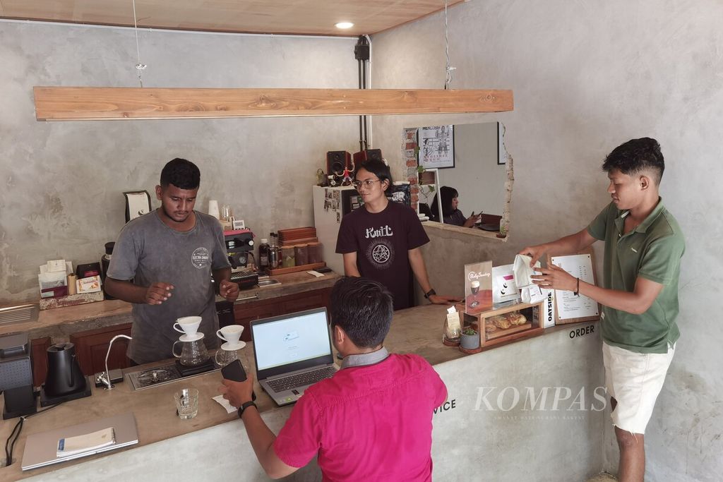 Tidak hanya menjadi tempat <i>ngopi</i>, kedai kopi juga ruang untuk belajar hal-hal terkait kopi. Seperti terlihat di Harmos Brew di Jalan Pramuka, Mataram, Nusa Tenggara Barat, pada Kamis (27/10/2022).