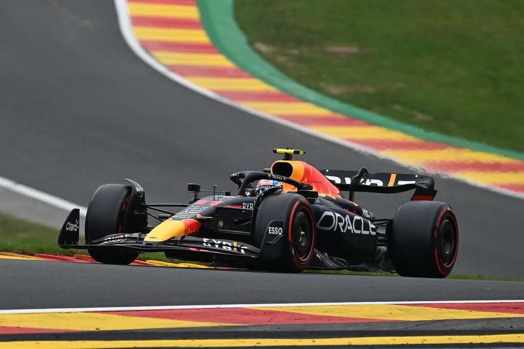 Pebalap Red Bull Sergio Perez mengikuti sesi kualifikasi Formula 1 seri Belgia di Sirkuit Spa-Francorchamps, Spa, Belgia, Sabtu (27/8/2022). Carlos Sainz Jr (Ferrari) dan Perez akan start dari baris terdepan saat balapan pada Minggu (28/8/2022). 