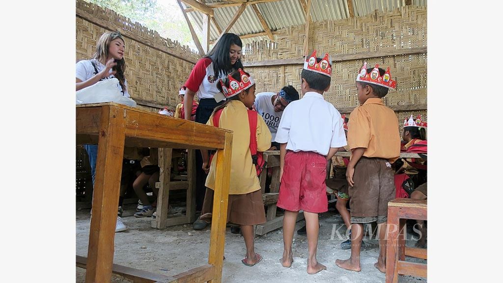 Kakak guru dari KFC-Komunitas 1000 Guru mengajar siswa daerah pedalaman di ruang kelas, 9 September 2017. Berbagai permainan digelar untuk membuat siswa semangat belajar. 