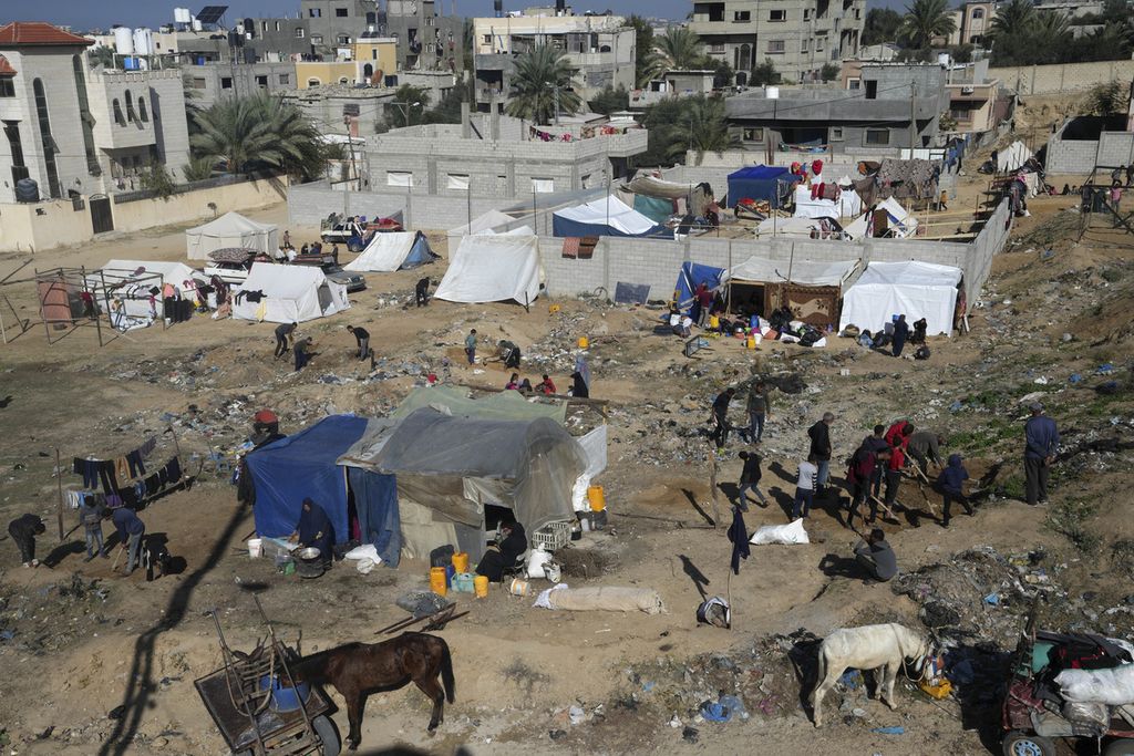 Warga Palestina yang mengungsi akibat pengeboman Israel di Jalur Gaza mendirikan tenda di Deir al Balah, Selasa (26/12/2023). 