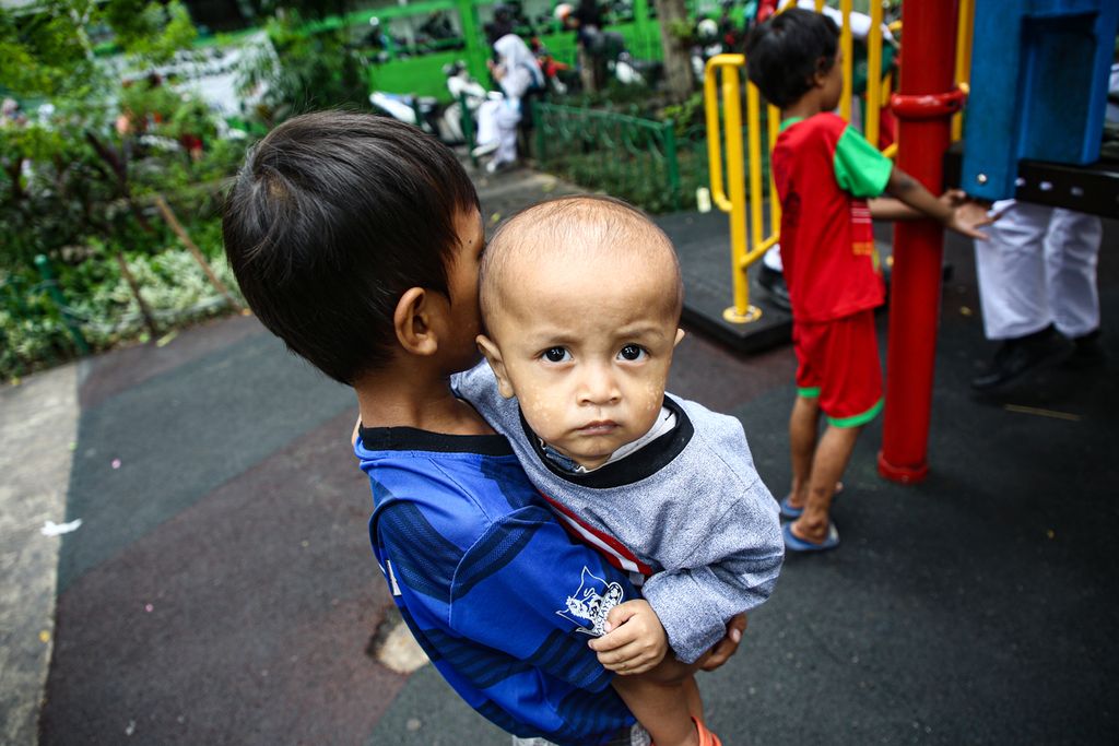 Anak-anak bermain di taman di kecamatan Johar Baru, Jakarta Pusat, Senin (17/1/2022). Peningkatan kasus Covid-19 seiring meluasnya transmisi lokal varian Omicron diprediksi mencapai puncaknya pada akhir Februari atau pertengahan Maret 2022.