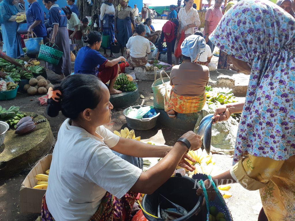 Tukar-menukar barang antarwarga di pasar barter Desa Wulandoni, Kecamatan Wulandoni, Kabupaten Lembata, Nusa Tenggara Timur, pada Sabtu (28/1/2023).