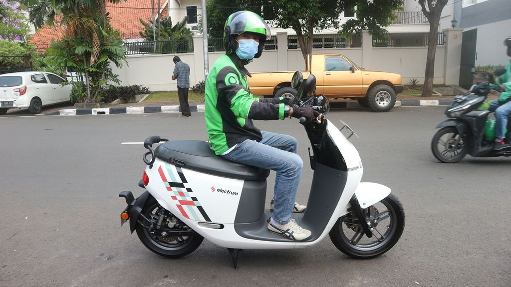 Ismail (42) pengemudi GoRide Electric mengendarai sepeda motor listrik merek Gogoro di kawasan Benhil. Dia menjadi salah satu peserta uji coba sepeda motor listrik di perusahaan Electrum (kerjasama perusahaan TBS Energi dan GoTo).
