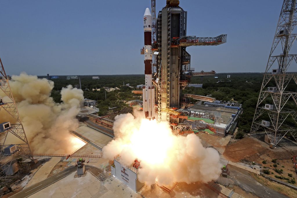 Tampak dalam foto yang dirilis Organisasi Antariksa India (ISRO), satelit Aditya-L1 diluncurkan dari Bandar Antariksa Satish Dhawan, Sriharikota, India, 2 September 2023. Satelit ini menjadi misi India untuk mempelajari Matahari. 