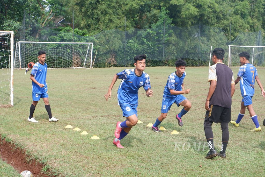 Siswa PSIS Development mengikuti instruksi pelatih dalam sesi pemanasan menjelang latihan di Lapangan Mardi Soenarto, Banyumanik, Kota Semarang, Jawa Tengah, Jumat (7/7/2023). PSIS Development saat ini memiliki lebih dari 100 siswa dari empat kelompok usia.
