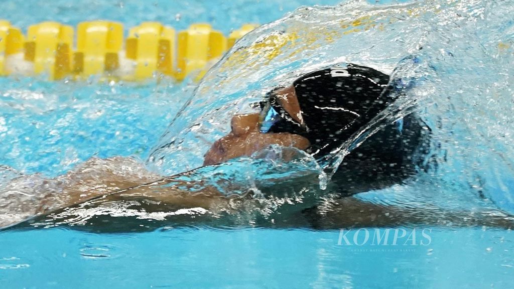 Perenang Indonesia Jendi Pangabean berlaga pada nomor 100 meter gaya punggung putra kategori S9 di Stadion Aquatic, Gelora Bung Karno, Jakarta, Kamis (11/10/2018). Jendi berhasil meraih emas dengan catatan waktu 1 menit 7,45 detik.