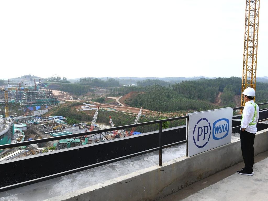 Presiden Joko Widodo melanjutkan kunjungan kerja hari keduanya di Ibu Kota Nusantara (IKN), Kabupaten Penajam Paser Utara, Kalimantan Timur, Kamis (21/12/2023), dengan melihat perkembangan pembangunan kantor presiden.