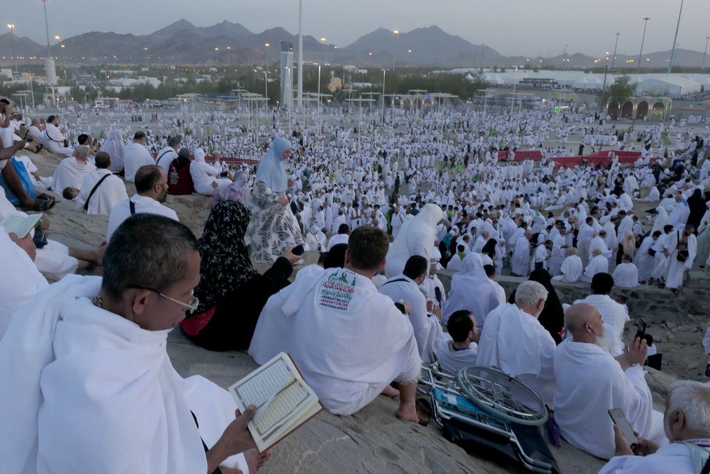 Umat Islam dari banyak negara melaksanakan wukuf di Jabal Rahmah, Arafah, Arab Saudi, Selasa (27/6/2023). Jutaan anggota jamaah haji dari banyak negara berkumpul di Arafah untuk melaksanakan wukuf yang merupakan rukun haji pada prosesi puncak haji 1444 Hijriah.