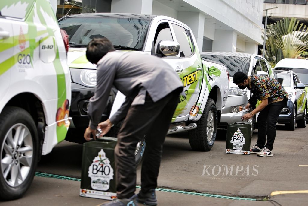 Sejumlah petugas mempersiapkan bahan bakar B40 pada kendaraan yang akan mengikuti uji jalan di Jakarta, Rabu (27/7/2022).
