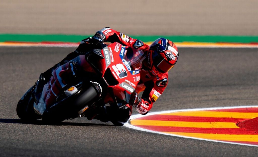 Pebalap tim Ducati Danilo Petrucci memacu motornya pada sesi latihan bebas MotoGP seri Aragon, di Sirkuit Aragon, Alcaniz, Spanyol, Jumat (16/10/2020). 