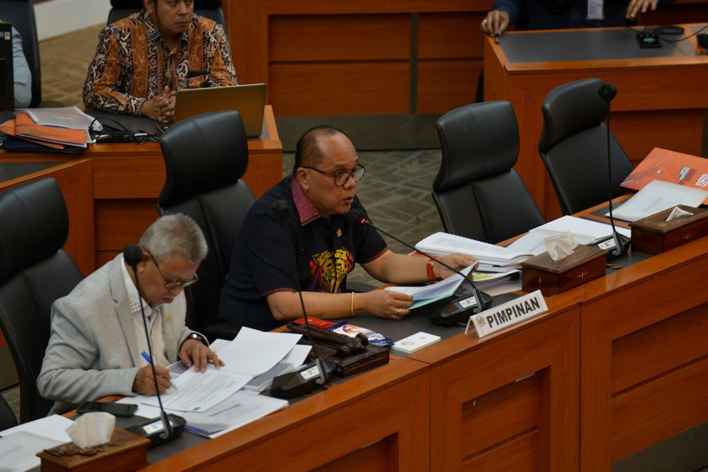 Wakil Ketua Komisi II DPR Junimart Girsang (kanan) memimpin rapat dengar pendapat di Kompleks Parlemen, Senayan, Jakarta, Rabu (12/4/2023). 